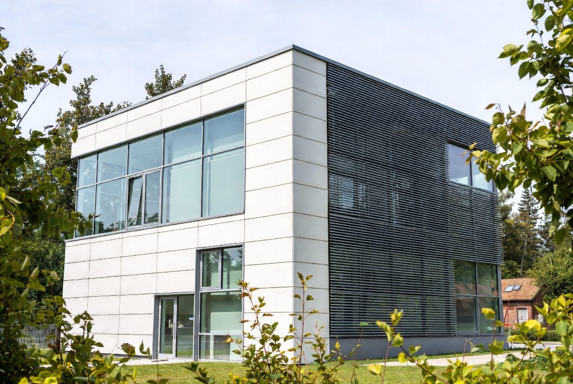 Moderner Neubau mit Glasfassade und Sonnenschutz | Thermoschall Bauphysik